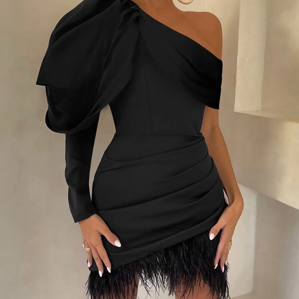 CLUB L LONDON RSVP BLACK ASYMMETRIC
VOLUME SLEEVE DRAPED FEATHER MINI DRESS